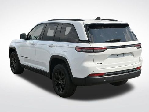 Used 2025 Jeep Grand Cherokee Altitude AWD/4WD image 7