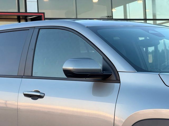 Used 2026 Chevrolet Equinox LT w/ Convenience Package II FWD image 4