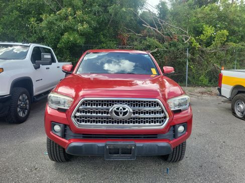 Used 2017 Toyota Tacoma TRD Off-Road w/ Premium & Technology Package AWD/4WD image 2