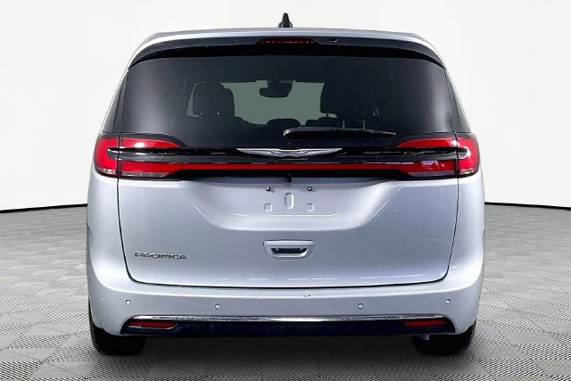 Used 2026 Chrysler Pacifica Select FWD image 4