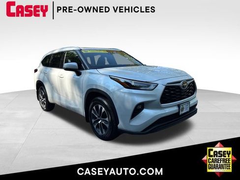 Used 2022 Toyota Highlander XLE AWD/4WD image 1