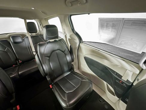 Used 2024 Chrysler Pacifica Touring-L image 14