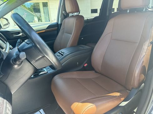 Used 2019 Toyota Highlander Limited Platinum AWD/4WD image 10