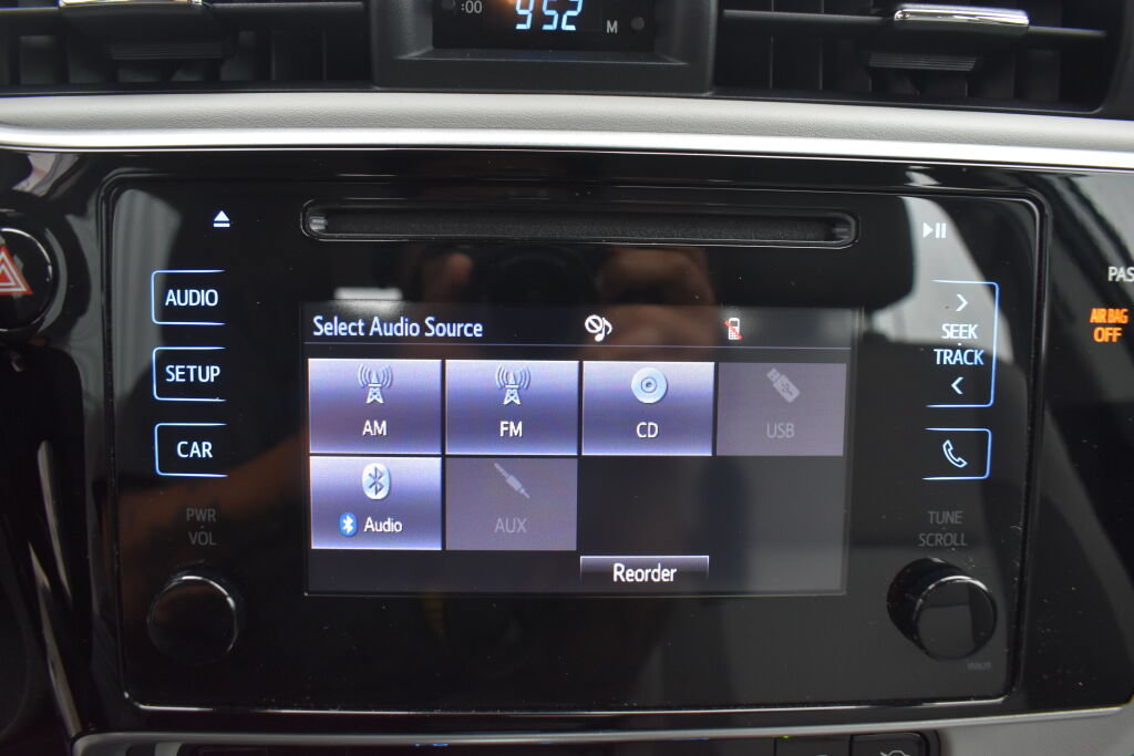 Used 2017 Toyota Corolla LE FWD image 11