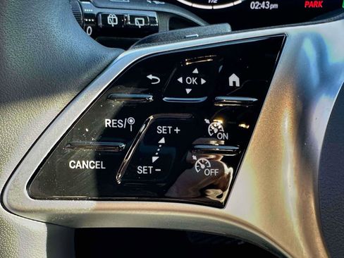 Used 2025 Mercedes-Benz GLC 350e 4MATIC image 17