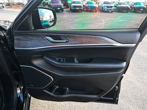 Used 2022 Jeep Grand Cherokee L Limited w/ Luxury Tech Group II image 29