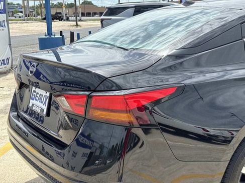 Used 2025 Nissan Altima 2.5 SV FWD image 12