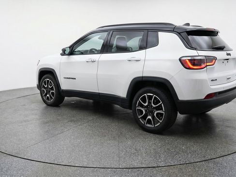 Used 2025 Jeep Compass Trailhawk AWD/4WD image 6