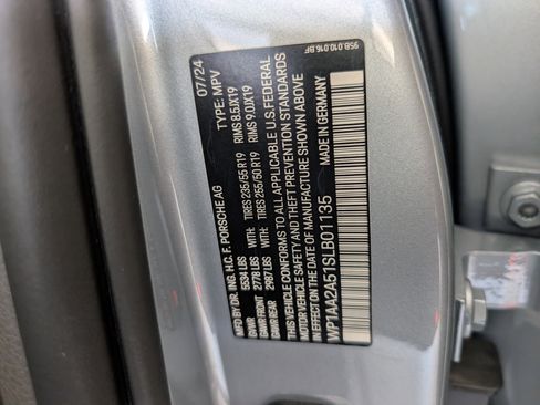 Used 2025 Porsche Macan image 40