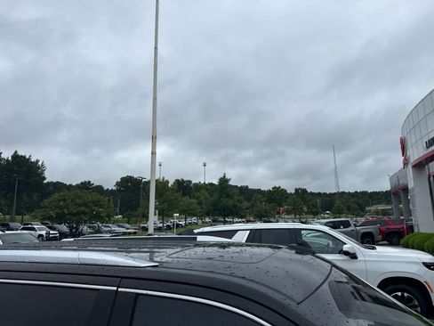 Used 2018 Cadillac Escalade Platinum AWD/4WD image 2
