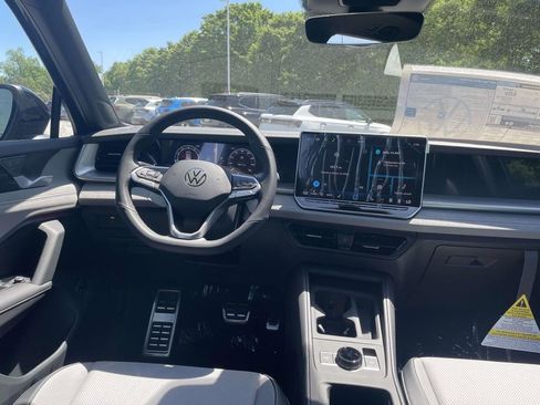New 2026 Volkswagen Tiguan SE R-Line FWD image 12