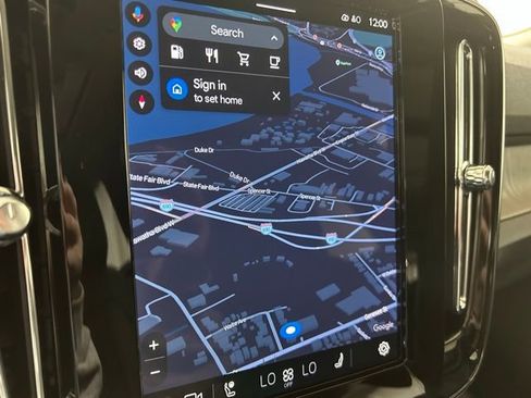 Used 2025 Volvo XC40 B5 Core image 17