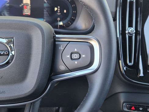 Certified 2025 Volvo XC40 B5 Core w/ Protection Package Premier image 38