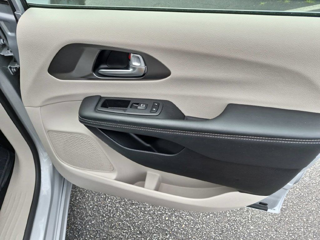 Used 2024 Chrysler Pacifica Touring-L FWD image 27