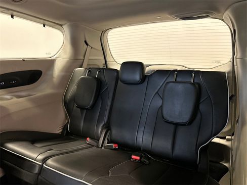 Used 2022 Chrysler Pacifica Limited image 32