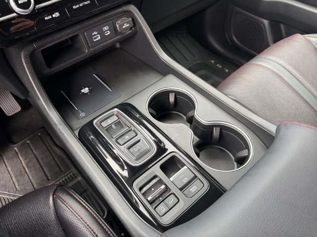 Used 2025 Honda Pilot Black Edition image 18