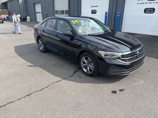 Used 2024 Volkswagen Jetta SE image 1