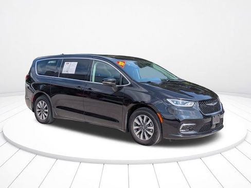 Used 2024 Chrysler Pacifica Limited FWD image 2