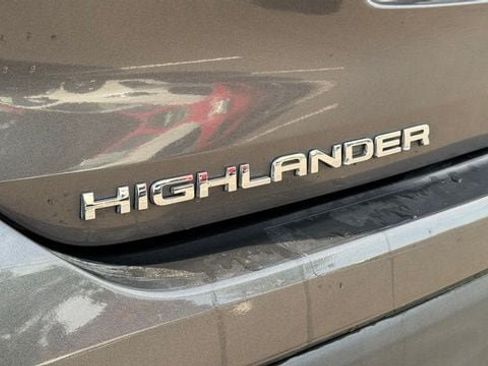 Used 2021 Toyota Highlander LE AWD/4WD image 12