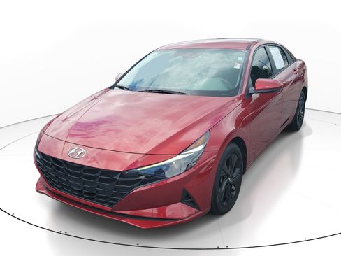 Used 2023 Hyundai Elantra SEL w/ Cargo Package FWD image 3