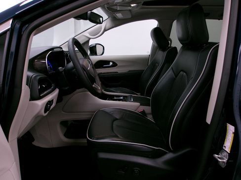 Used 2024 Chrysler Pacifica Limited AWD/4WD image 10