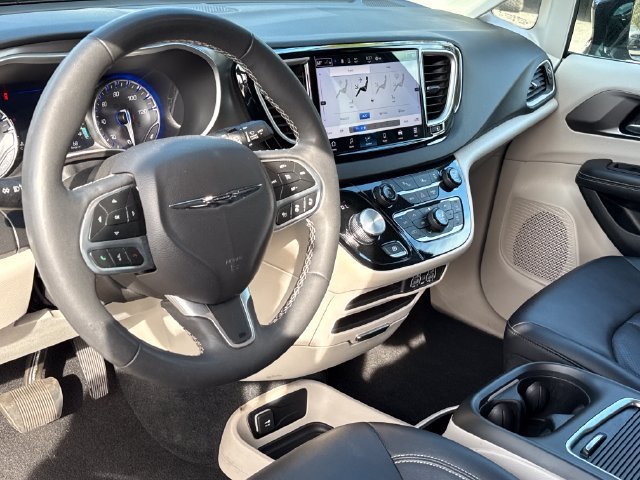 Used 2024 Chrysler Pacifica Touring-L FWD image 13