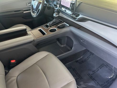 Certified 2024 Toyota Sienna XLE FWD image 20