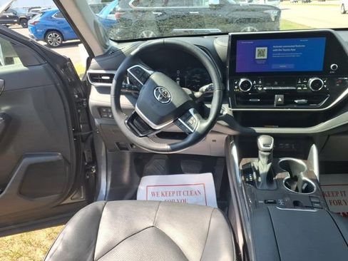 Used 2023 Toyota Highlander Platinum FWD image 12