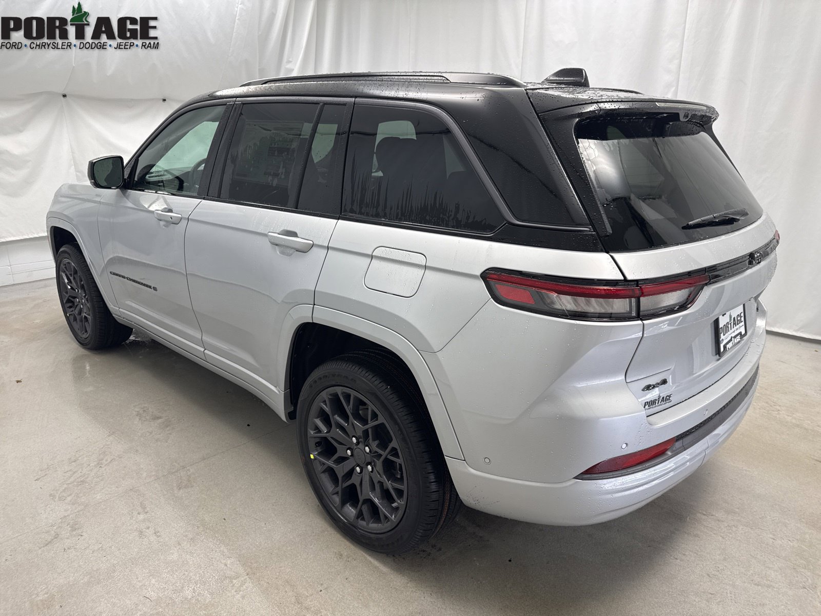 New 2026 Jeep Grand Cherokee Summit w/ Obsidian Package AWD/4WD image 4