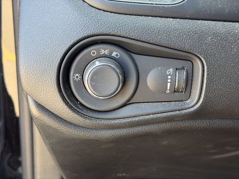 Used 2023 Jeep Renegade Latitude AWD/4WD image 9