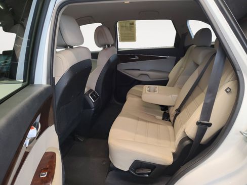 Used 2016 Kia Sorento LX w/ LX Convenience Package image 23