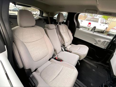 Used 2025 Toyota Sienna LE w/ LE Plus Package FWD image 20