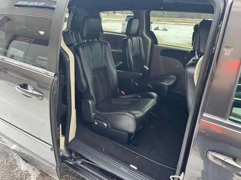 Used 2017 Dodge Grand Caravan SXT FWD image 14