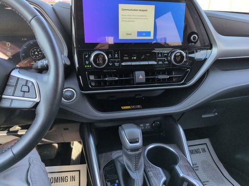 Certified 2025 Toyota Highlander Platinum AWD/4WD image 17