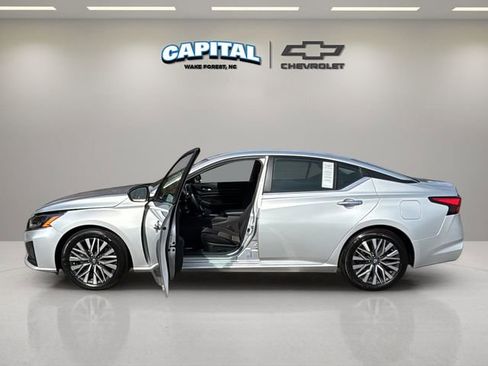 Used 2024 Nissan Altima 2.5 SV image 13