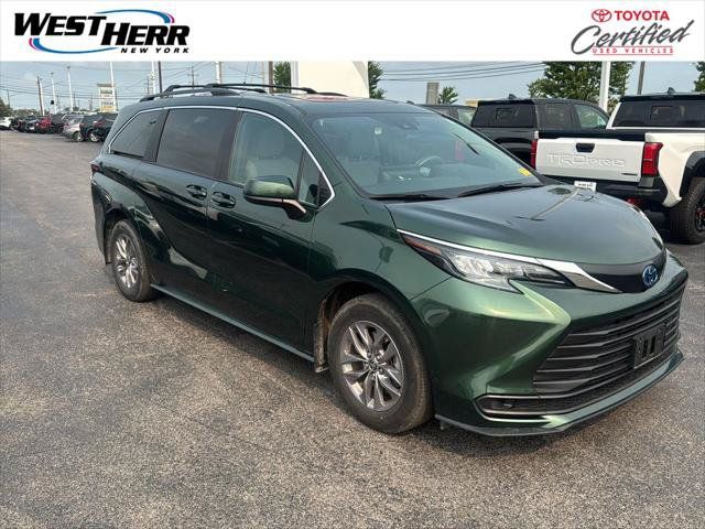 Certified 2025 Toyota Sienna LE w/ LE Plus Package AWD/4WD image 1
