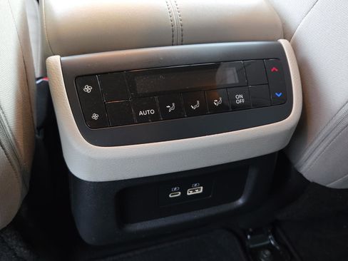 Used 2024 Nissan Pathfinder SV image 13