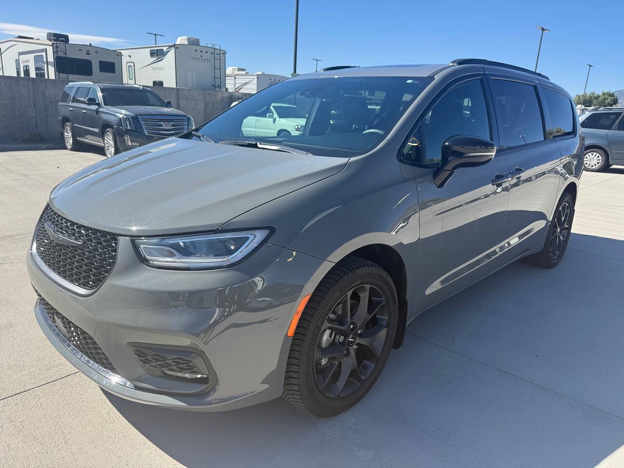 Used 2023 Chrysler Pacifica Limited w/ Uconnect Theater Family Group AWD/4WD image 7