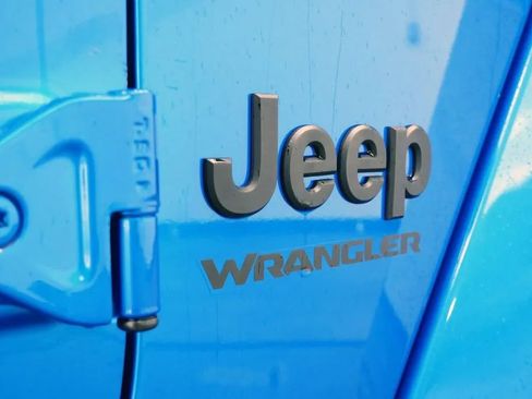 Used 2023 Jeep Wrangler Unlimited Sahara AWD/4WD image 9