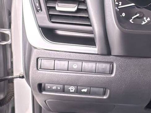 Certified 2025 Nissan Rogue SV image 33