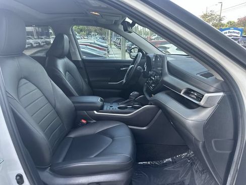 Used 2024 Toyota Highlander XLE FWD image 29