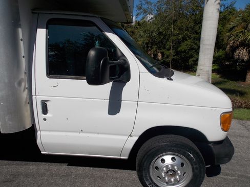 Used 2003 Ford E-350 and Econoline 350 Super Duty image 16