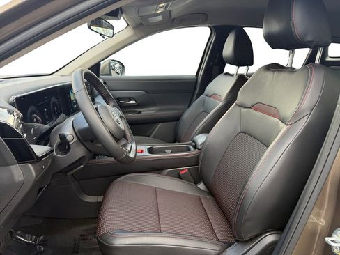 Used 2025 Nissan Kicks SR image 9