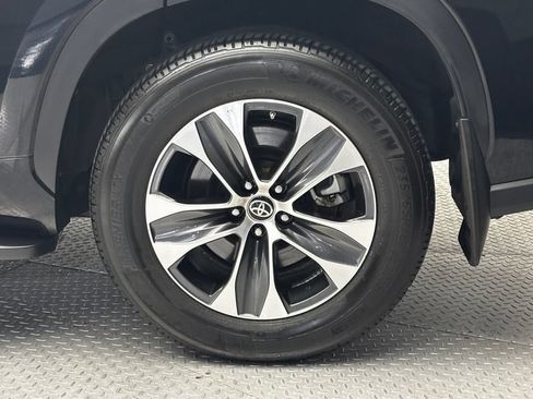 Used 2023 Toyota Highlander XLE AWD/4WD image 4