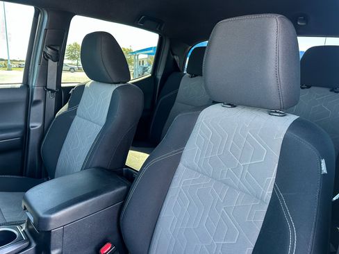 Used 2020 Toyota Tacoma TRD Off-Road w/ Technology Package image 14