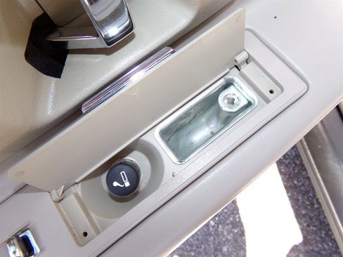 Used 1996 Cadillac De Ville Sedan FWD image 58