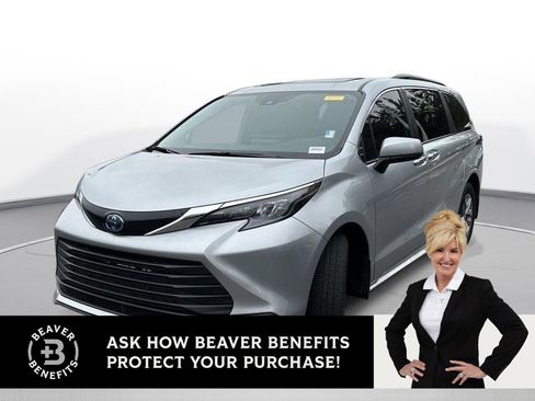 Used 2025 Toyota Sienna XLE image 1