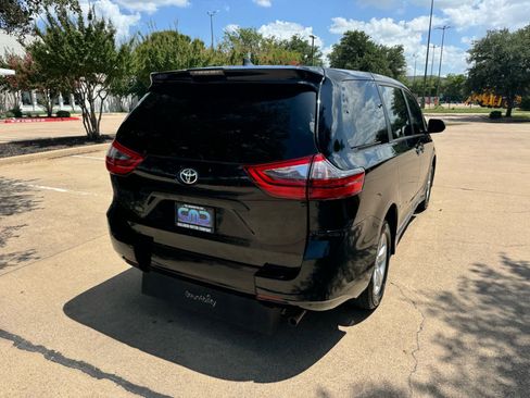 Used 2020 Toyota Sienna L image 6