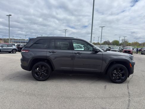 Used 2024 Jeep Grand Cherokee Altitude AWD/4WD image 4