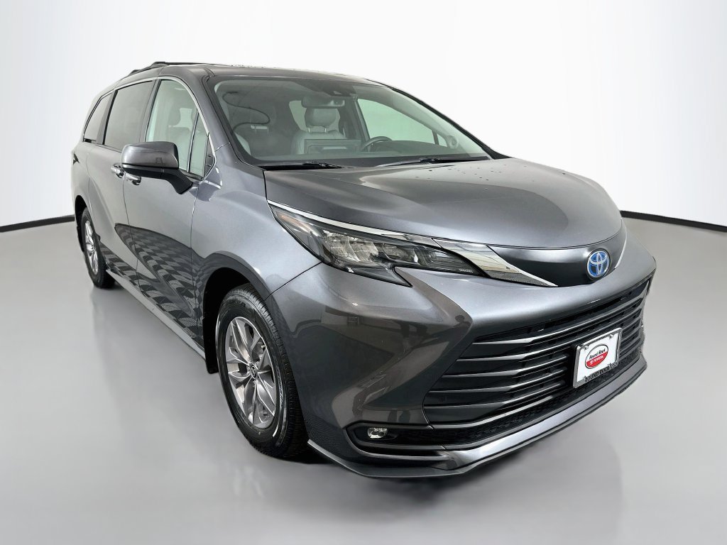 Certified 2025 Toyota Sienna XLE w/ XLE Plus Package FWD image 3